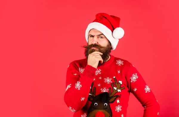 良いアイデアを促進する 素晴らしいとユニークです 冬休みの楽しみ 口ひげの冬のセーターでヒップスター 新年会 今年の冬は新しい家で暖かくしてください クリスマスだ 髭の男サンタの帽子 — ストック写真