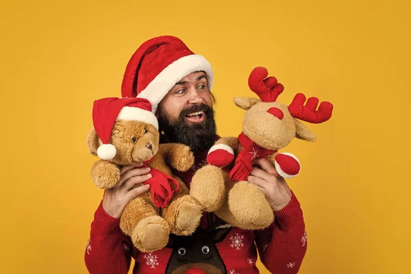 클로스 수염을 남자가 장난감을 새해를 기원하며 크리스마스 선물과 선물로 즐거운 — 스톡 사진