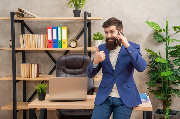 Feliz Hombre Negocios Dando Gesto Del Pulgar Signo Aprobación Hablando —  Fotos de Stock