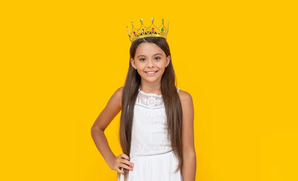 Sonriente Adolescente Chica Corona Amarillo Fondo — Foto de Stock