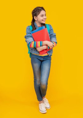 Mutlu ergen okula geri döndü. Elinde kitap tutan genç bir kız. Sarı arka plana bakan gülümseyen bir genç. Bilgi toplama günü. 1 Eylül.