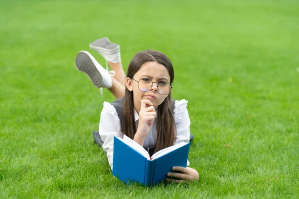 Pensant Adolescent Fille Lecture Livre Couché Sur Herbe Après École — Photo