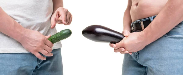 Männer Pflanzenansicht Vergleich Größe Von Gurken Und Auberginen Imitieren Penisse — Stockfoto