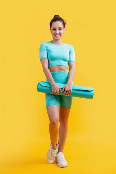 Vrolijke Vrouw Sportkleding Met Fitness Mat Studio Fitness Vrouw Sportkleding — Stockfoto