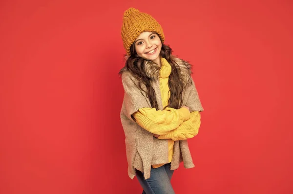 Ευτυχισμένη Έφηβος Κορίτσι Πλεκτό Καπέλο Χειμώνα Κόκκινο Φόντο Μόδα — Φωτογραφία Αρχείου