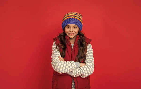 Glad Barn Stickad Vinter Hatt Och Ner Väst Korsade Händer — Stockfoto