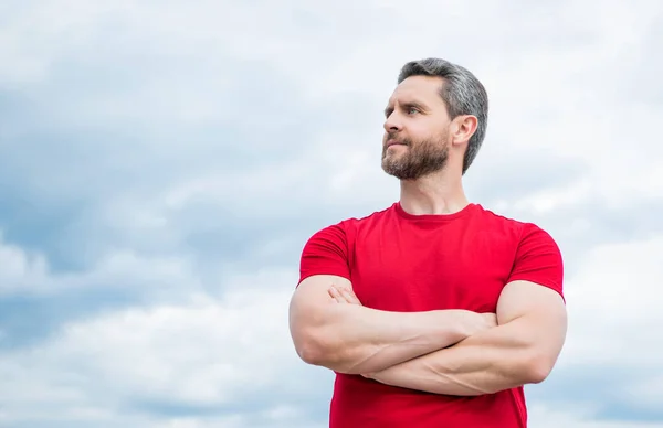 Kille Röd Skjorta Utomhus Himlen Bakgrund Med Kopieringsutrymme Förtroende — Stockfoto