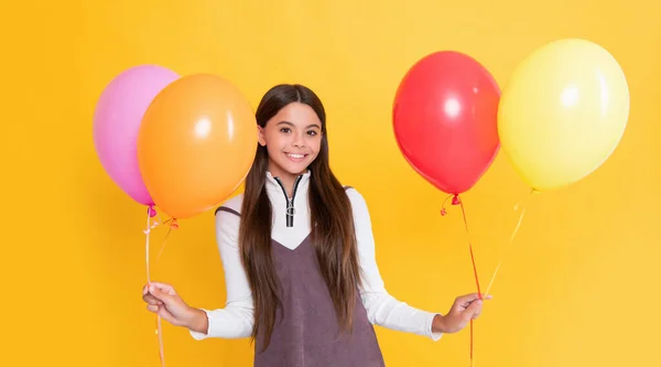 Θετικό Παιδί Κόμμα Πολύχρωμα Μπαλόνια Κίτρινο Φόντο — Φωτογραφία Αρχείου