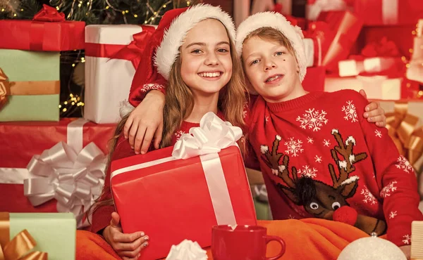 Lustige Kinder Familienspaß Kleine Glückliche Mädchen Und Jungen Finden Geschenke — Stockfoto