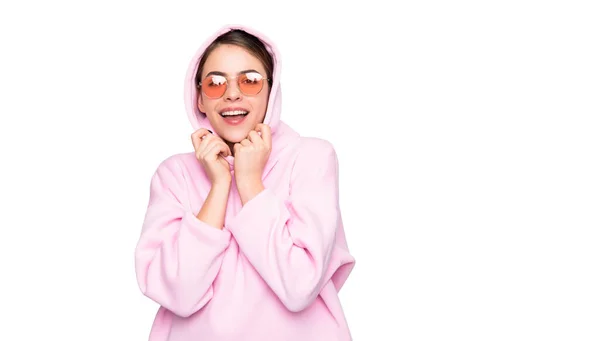 Menina Moda Feliz Sorrindo Óculos Elegantes Camisola Com Capuz Rosa — Fotografia de Stock