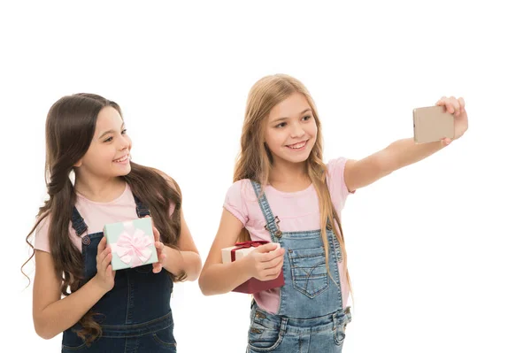祝你射击愉快射击的小模特可以用手机自拍 小女孩因为在社交媒体上分享自己的照片而拍照 可爱的孩子们享受他们的拍摄过程 — 图库照片