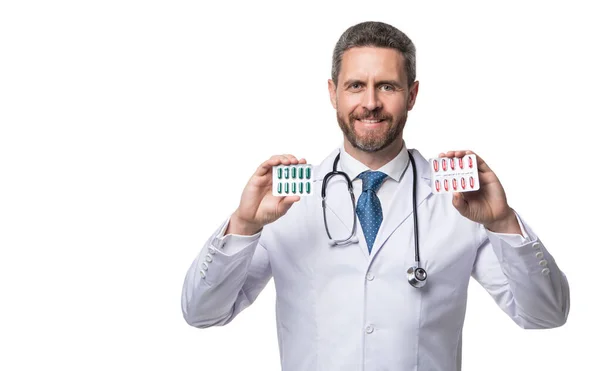 Doctor Contento Con Medicación Hombre Mantenga Medicación Aislada Blanco Píldoras — Foto de Stock
