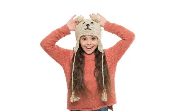 关于针织物的建议 给孩子穿保暖的衣服和配饰时尚 快乐的童年戴着针织帽子和手套的小女孩 圣诞节假期活动 白色的儿童绒毛毛衣 寒冷的冬季天气 — 图库照片
