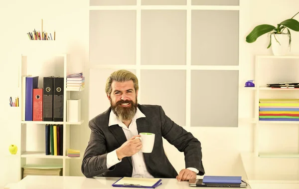 英俊的老板坐在办公室里喝咖啡 留胡子的嬉皮士正装和咖啡一起休闲 灵感和动力 早上在办公室喝咖啡 办公室生活 好咖啡可敬的Ceo — 图库照片