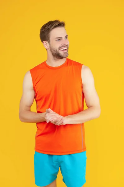 Homem Capaz Olhar Para Lado Atleta Feliz Isolado Amarelo Estúdio — Fotografia de Stock