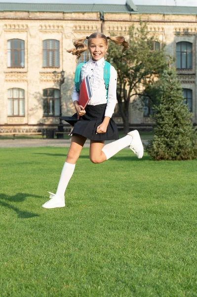 Feliz Adolescente Uniforme Escolar Saltando Aire Escolar Enérgica Que Lleva — Foto de Stock