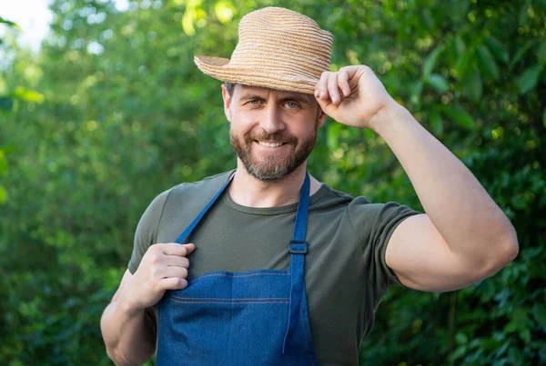 Glücklicher Gärtner Mann Gartenschürze Kipphut Und Lächelt Natürlich Freien — Stockfoto