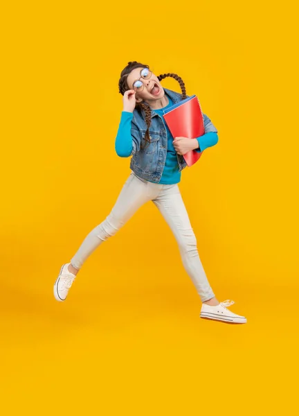 Podekscytowana Dziewczyna Skacze Krzyczy Żółte Tło Edukacja Szkolna Energiczny Nastolatek — Zdjęcie stockowe
