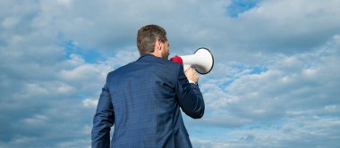 İş adamının arka plan görüntüsü hoparlörle gökyüzü arka planında bağırıyor. propaganda.