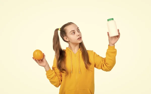 Nehéz Döntés Választás Természetes Termékek Tabletták Között Vitaminkészítmény Bemutatása Gyermek — Stock Fotó