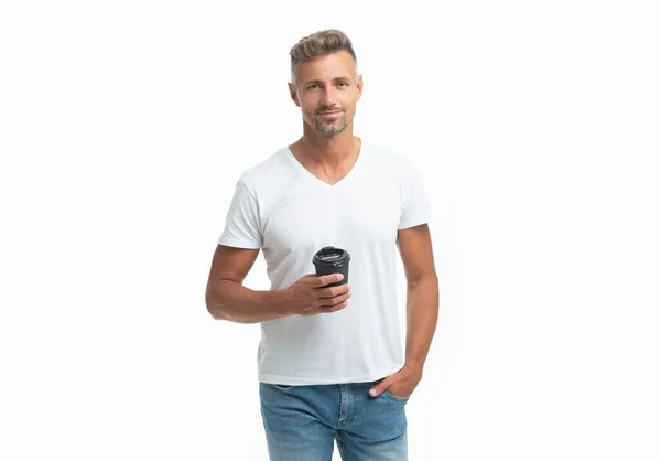 커피와 테이크 페이퍼 커피를 티셔츠를 커피를 마시고 스튜디오에 — 스톡 사진
