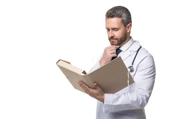 폴더있는 의사요 의사들은 흰색으로 분리되었습니다 의사는 기록을 읽는다 — 스톡 사진