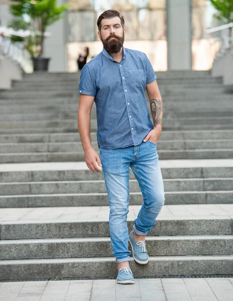 Een Bebaarde Hipster Die Naar Beneden Loopt Volledige Lengte Van — Stockfoto