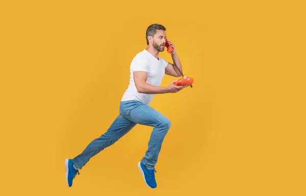 Uomo Che Corre Con Telefono Mezz Aria Uomo Chiamata Isolata — Foto Stock