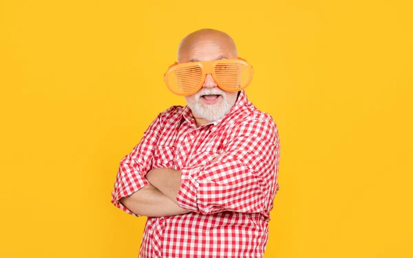 幸せな老人ですチェッカーシャツにパーティー用の眼鏡をかけた黄色の背景 — ストック写真