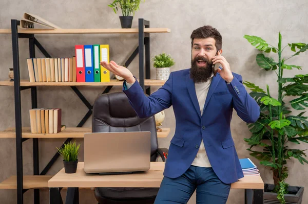 Glücklicher Geschäftsmann Der Auf Dem Handy Produktkopierfläche Und Werbung Präsentiert — Stockfoto