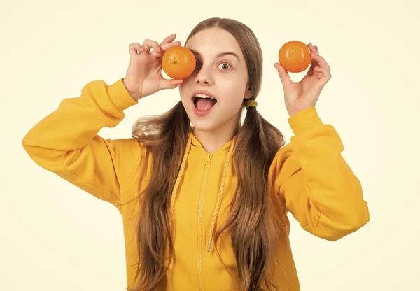 Menina Adolescente Surpreso Segurar Citrinos Limão Com Vitaminas Isoladas Branco — Fotografia de Stock