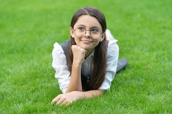 Teenagermädchen Mit Nachdenklichem Gesicht Porträt Eines Nachdenklichen Teenagers Mit Brille — Stockfoto