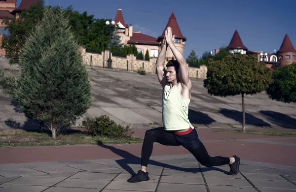 Koncept Zdravého Životního Stylu Macho Zapadnout Tepláky Městské Krajiny Muž — Stock fotografie