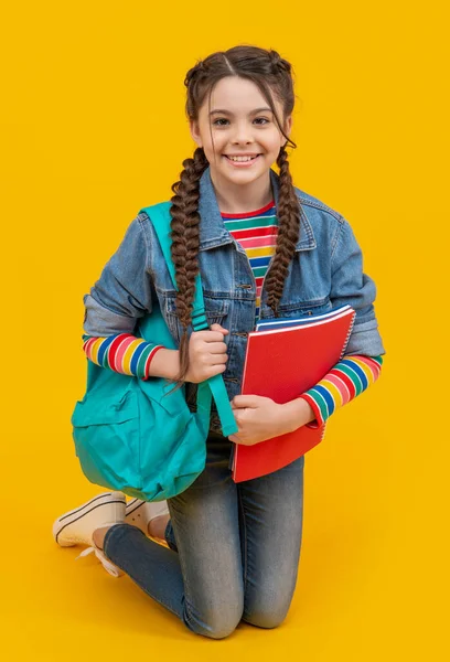 Gelukkig Tienermeisje Knielende Gele Achtergrond School Onderwijs School September Terug — Stockfoto