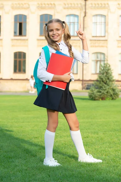 Zseniális Iskoláslány Van Egy Ötletem Hogy Mutogassak Iskolára Boldog Tini — Stock Fotó