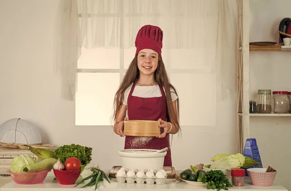 Menina Adolescente Uniforme Cozinheiro Preparar Comida Cozinha Culinária — Fotografia de Stock