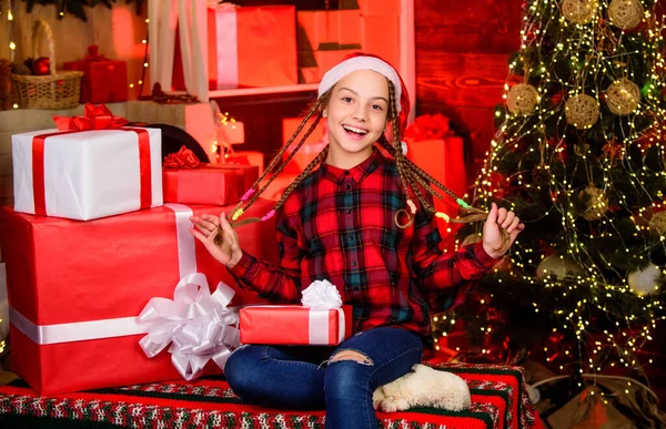 Een Gelukkig Kind Met Een Kerstboom Een Cadeau Dat Altijd — Stockfoto