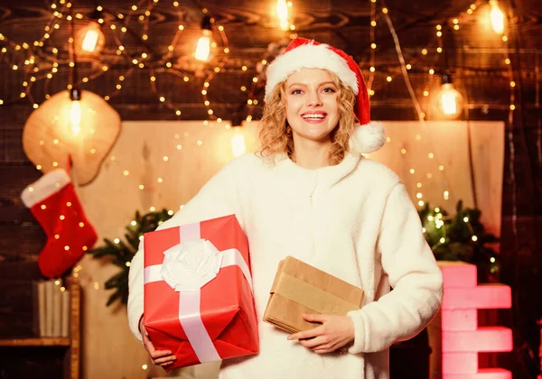 Ragazza Scrivere Saluti Migliori Regali Felice Anno Nuovo Consegna Regalo — Foto Stock