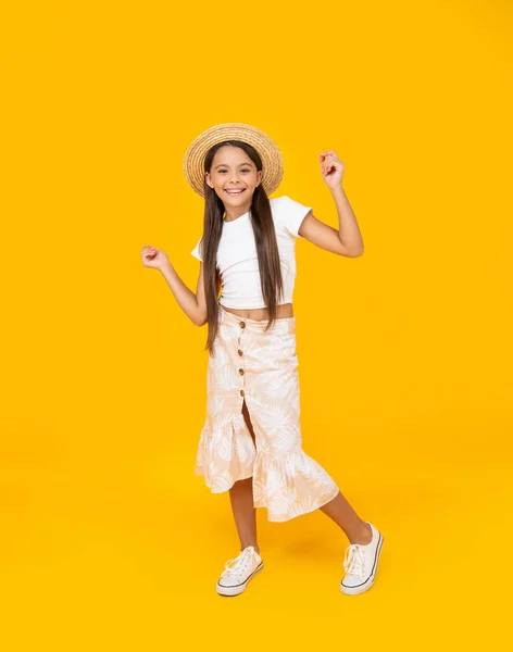 Sorridente Ragazza Adolescente Cappello Paglia Divertirsi Sfondo Giallo — Foto Stock