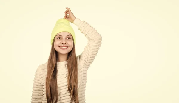 Glad Tonåring Flicka Vinterkläder Barndoms Lycka Små Barn Bära Stickade — Stockfoto