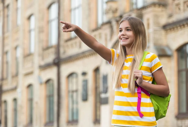 Mutlu Genç Kız Işaret Ediyor Okulda Dikiliyor Açık Havada Bulanıklaşıyor — Stok fotoğraf