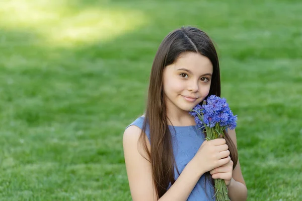 花のある10代の女の子 草の上の可愛い女の子 可愛い女の子の肖像 コピースペース — ストック写真