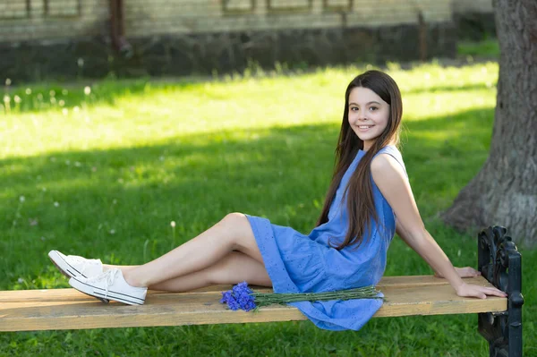 Vidám Tinédzser Lány Pihenjen Parkban Tini Lány Kint Csinos Lány — Stock Fotó