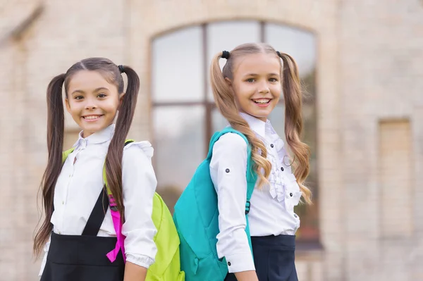 Twee School Meisjes Beste Vrienden Glimlachen Samen Buiten — Stockfoto