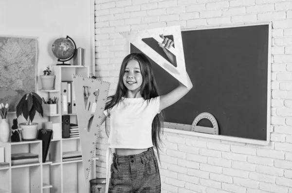 Alegre Niña Uso Triángulo Escuela Lección Geometría — Foto de Stock