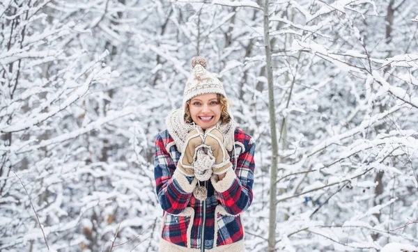 Radosna Energiczna Kobieta Urlop Narciarski Zimowy Dzień Piękna Kobieta Ciepłym — Zdjęcie stockowe