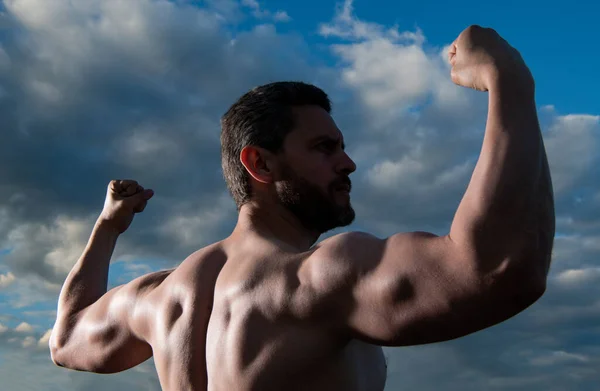 Homem Forte Sem Camisa Fisiculturista Homem Com Torso Muscular Desportista — Fotografia de Stock