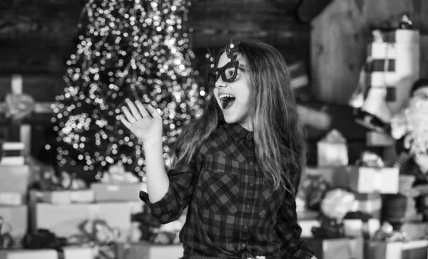 幸せになれ 休日の販売と割引 子供の頃の幸せ 子供は贈り物を待つ 人生を飾るんだ メリークリスマスと新年明けましておめでとう 女の子はパーティーのメガネの愛プレゼントを着用する Xmasショッピングタイム — ストック写真