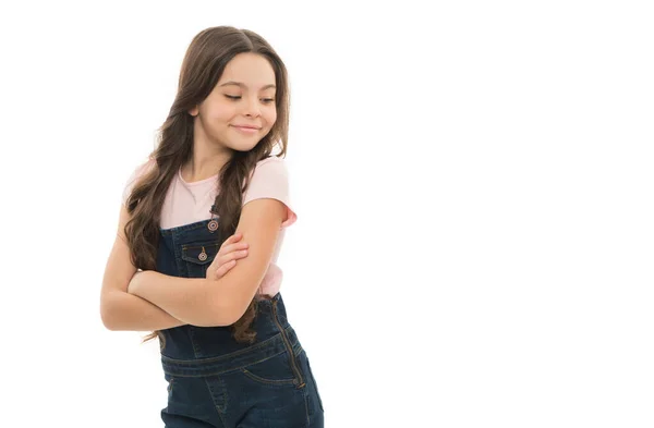 流行のティーンウェアスタジオで笑顔ハッピーティーンエイジャー 10代の少女は腕を白く隔てていた カジュアルなファッションスタイルでティーンモデル コピースペース — ストック写真