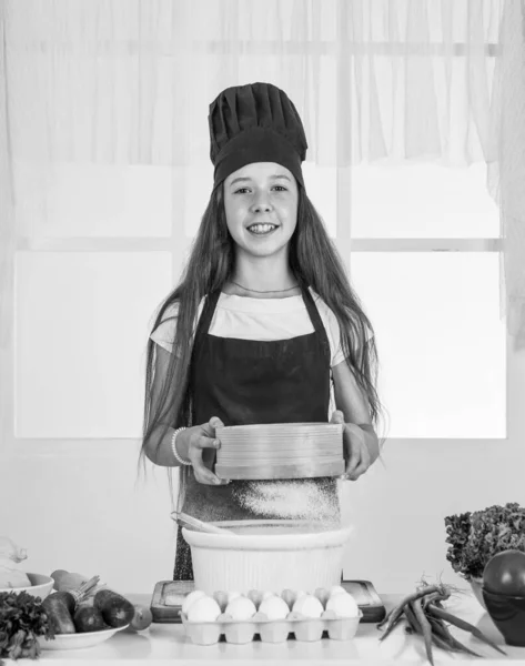 Enfant Préparer Des Aliments Sains Maison Porter Uniforme Cuisinier Entretien — Photo